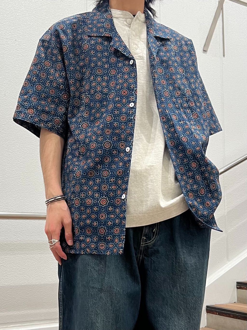 bunai / ブナイ 別注 アジュラク プリント オープンカラー半袖シャツの