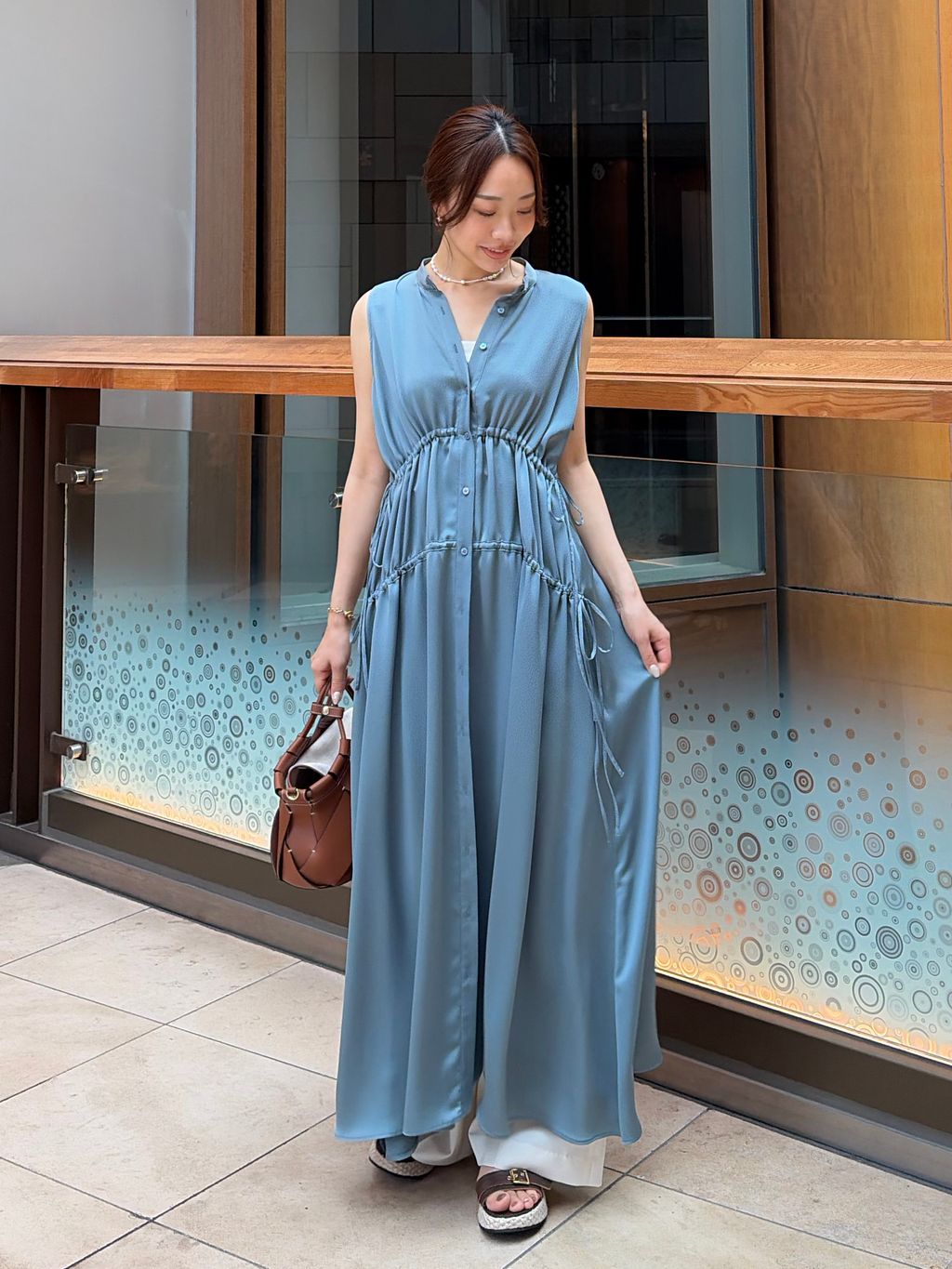 美品✨CADUNE カデュネ ドロストロングワンピース キーネック ブルー S サッカーサテンドロストワンピースのコーディネートスナップ（Tomoka