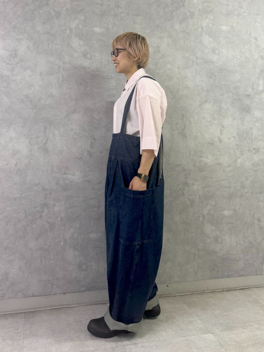 journal standard luxeダークブルー サロペット 10OZデニムタックサロペットのコーディネートスナップ（E.M）｜journal