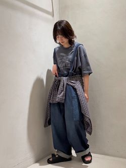 10OZデニムタックサロペットのコーディネートスナップ（AT）｜journal
