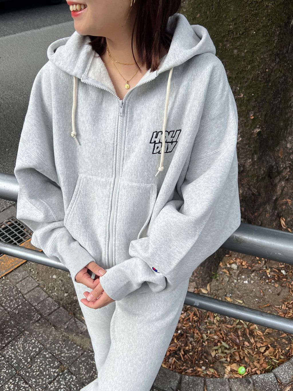 CHAMPION JOURNAL STANDARD HOLIDAY パーカー 別注【CHAMPION*JOURNAL STANDARD by HOLIDAY】ZIP HOODIEの
