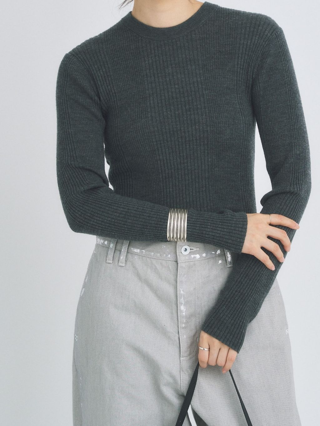 minuereミヌエール 男女兼用 トップスグレー 追加3》ランダムリブクルーネックのコーディネートスナップ（mizuka