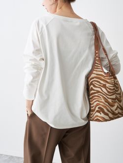 新色有り / 追加予約》ボートネックバックタックプルオーバーの