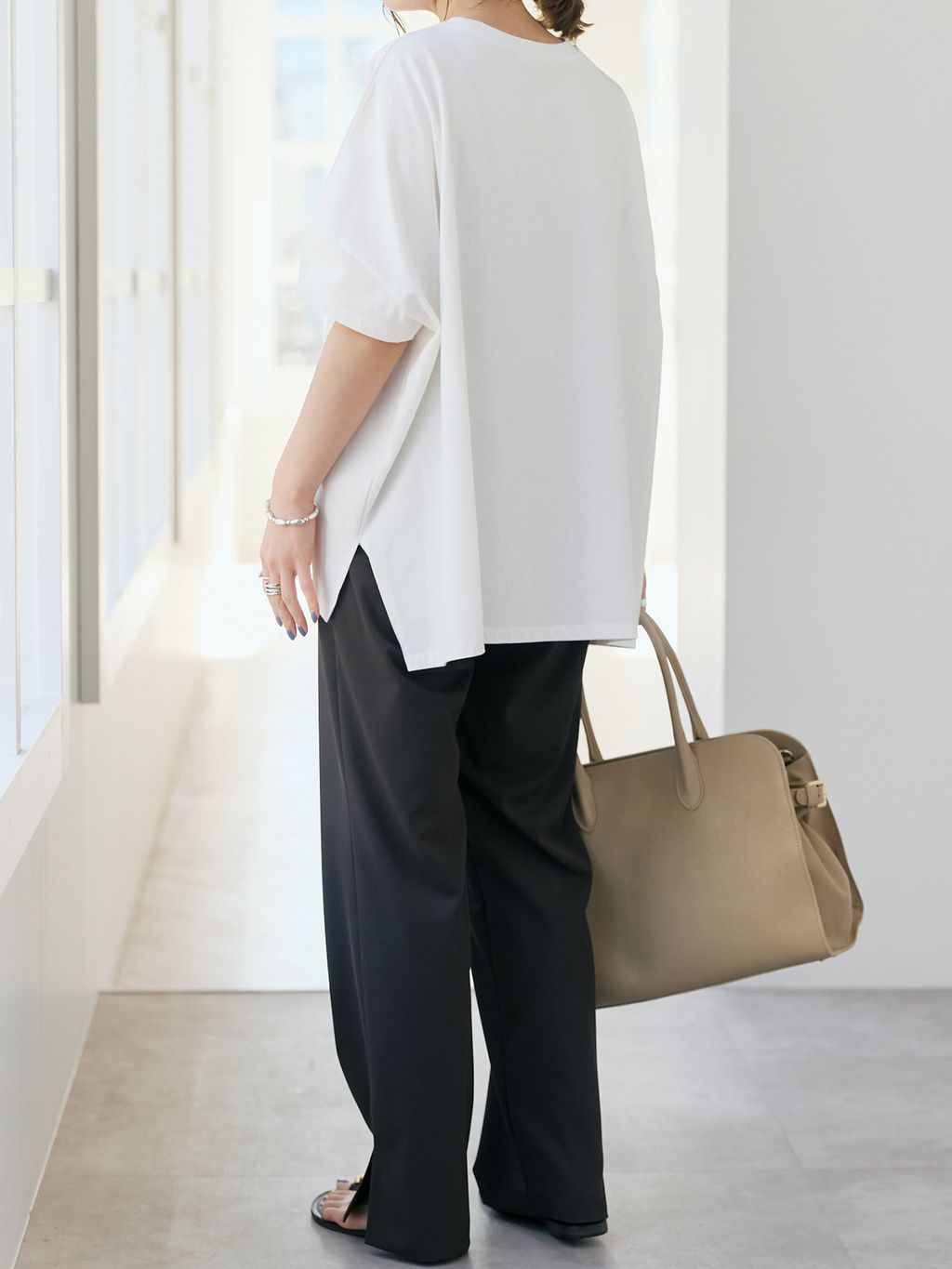 スリットイージーパンツのコーディネートスナップ（RIKA）｜Spick