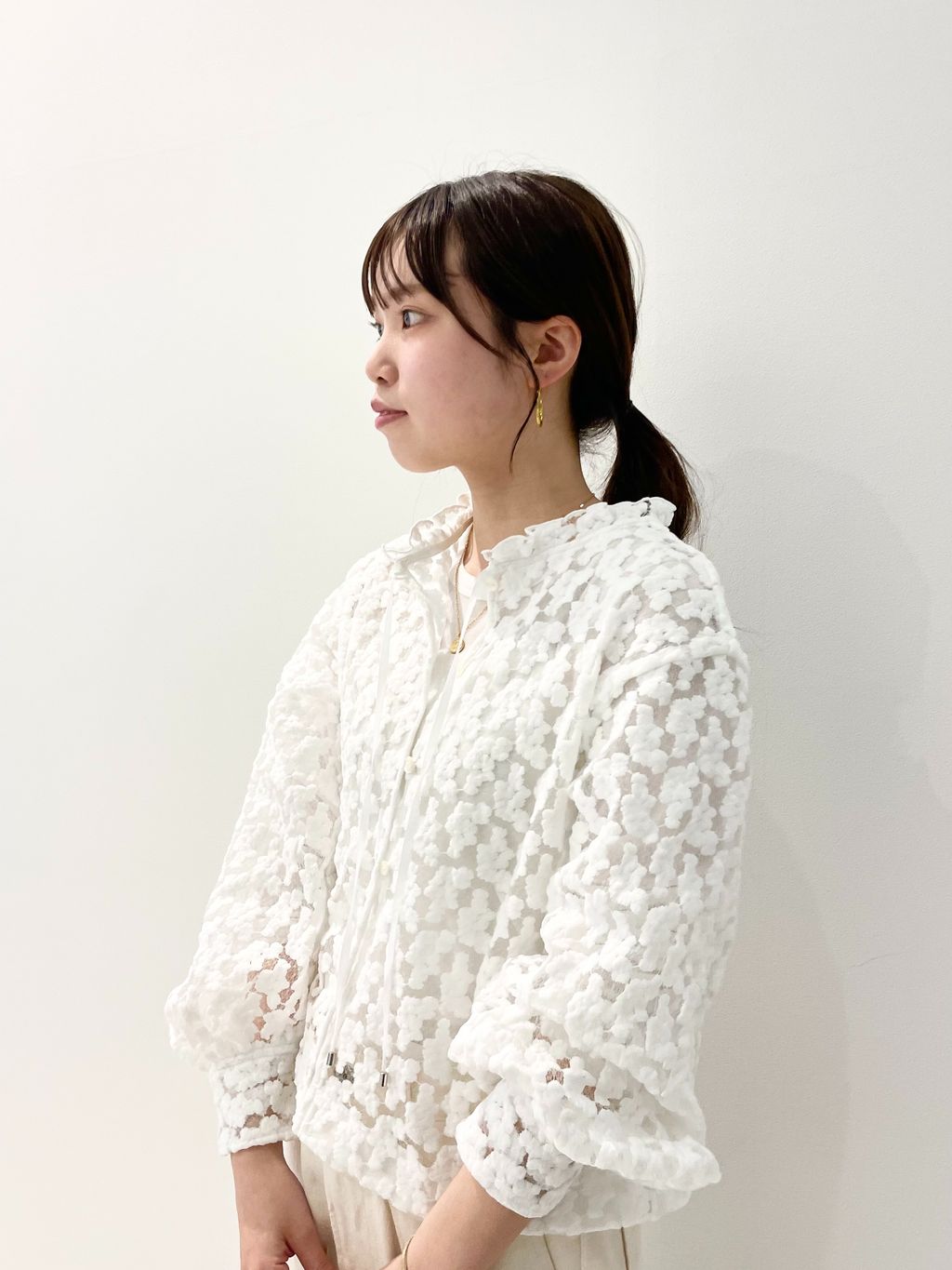 フラワー刺繍レース2WAYブラウスのコーディネートスナップ（hoya