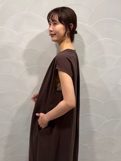 リネン混キーネックコクーンワンピースのコーディネートスナップ（hagi