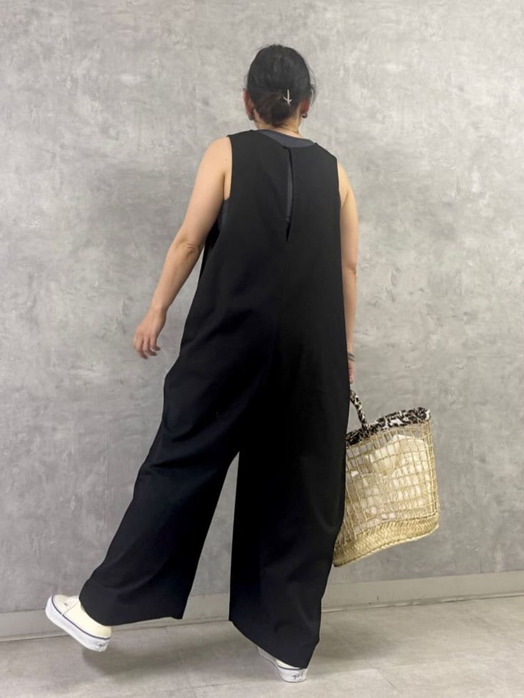 TRツイル Vネックサロペットのコーディネートスナップ（H.O）｜journal