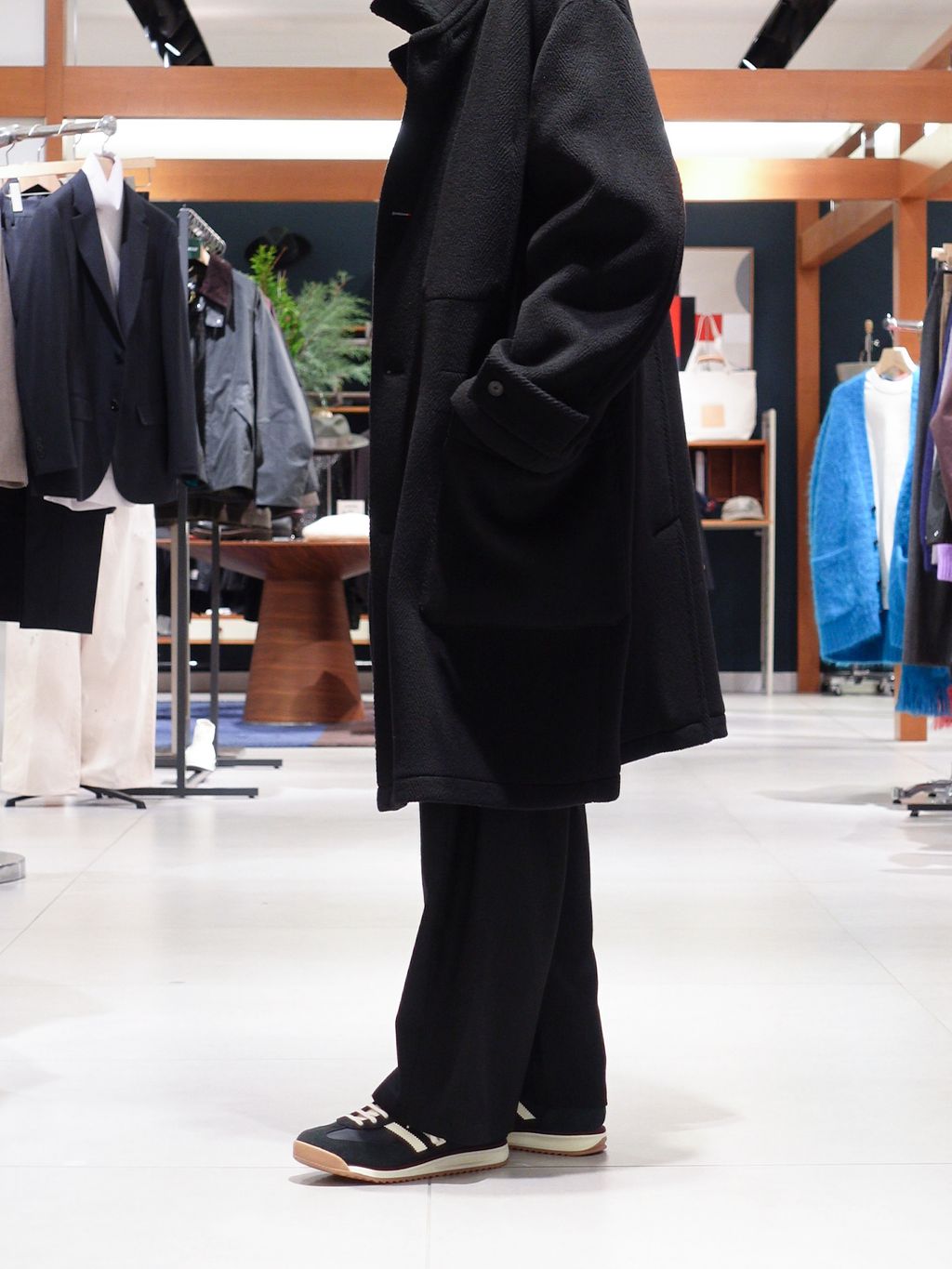 E. トリプルパイル ローブ コートのコーディネートスナップ（藤田英嗣