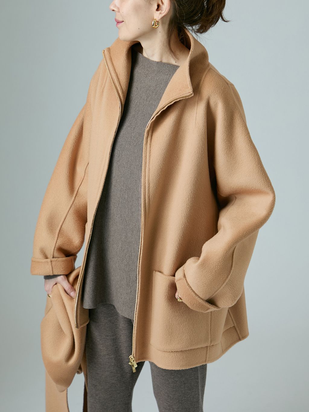 スタンドカラーZIPリバーコートのコーディネートスナップ（VERMEIL