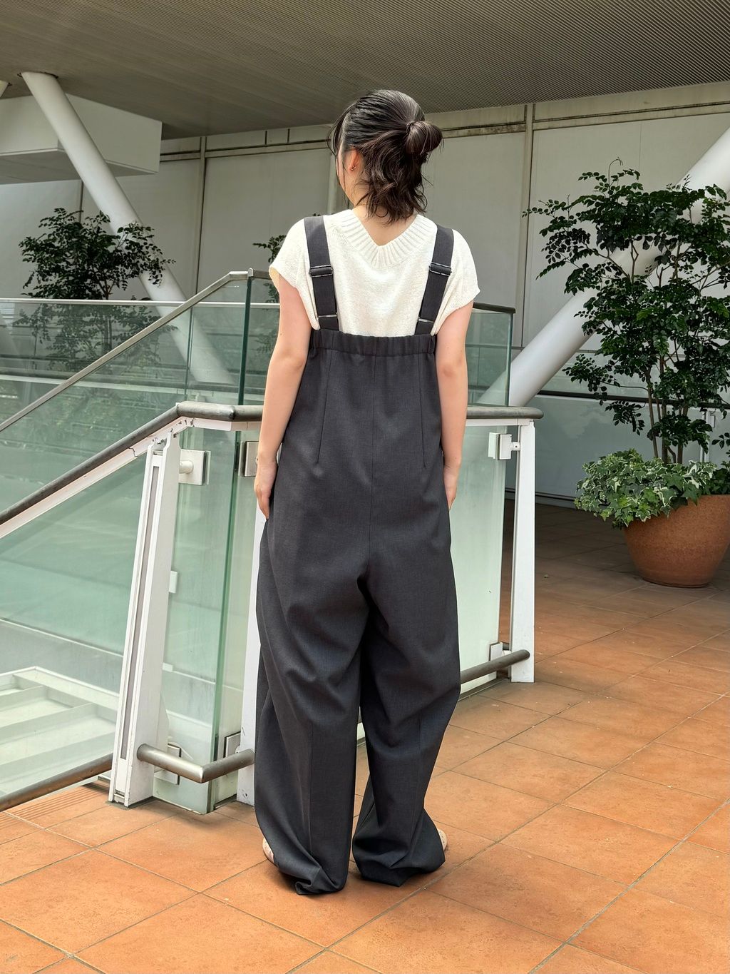 ドライトロピカル サロペットのコーディネートスナップ（Anna）｜IENA