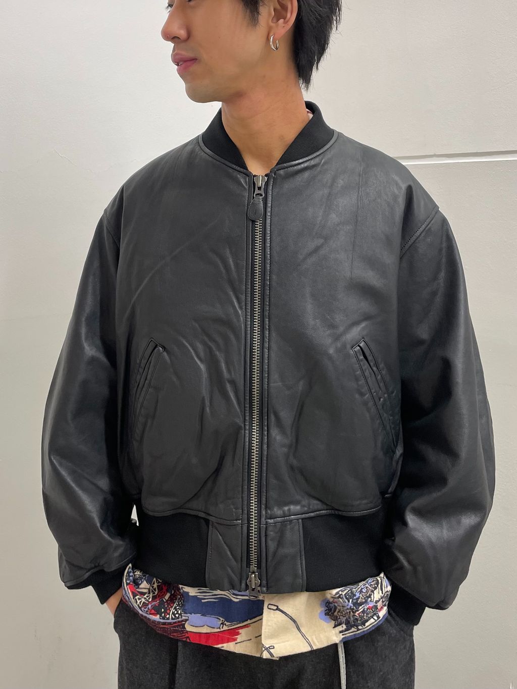 ゴートレザー ボンバーブルゾンのコーディネートスナップ（オカモト