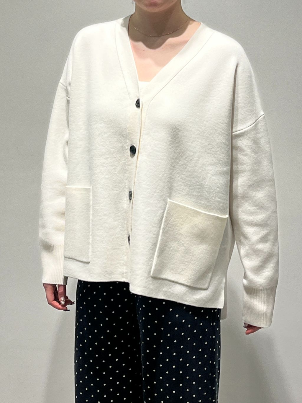 スーパーファインスムースVネックミドルカーディガンのコーディネート