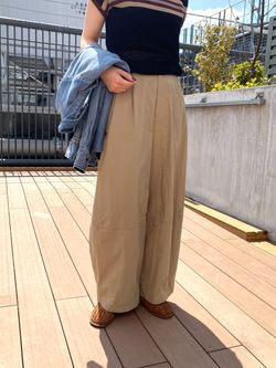 マットクロスコクーンワイドパンツのコーディネートスナップ（TABEI