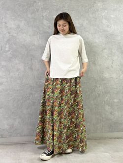 リバティフラワー スカートのコーディネートスナップ（M.F）｜journal