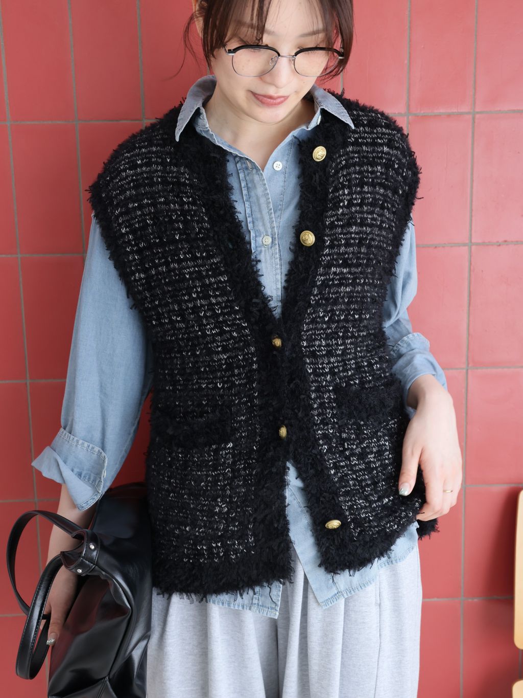 再販★グレーランダムドット×三角ホワイト★ ハンドメイド　リバーシブル　スタイ ツイードニットベストのコーディネートスナップ（MOE）｜JOURNAL