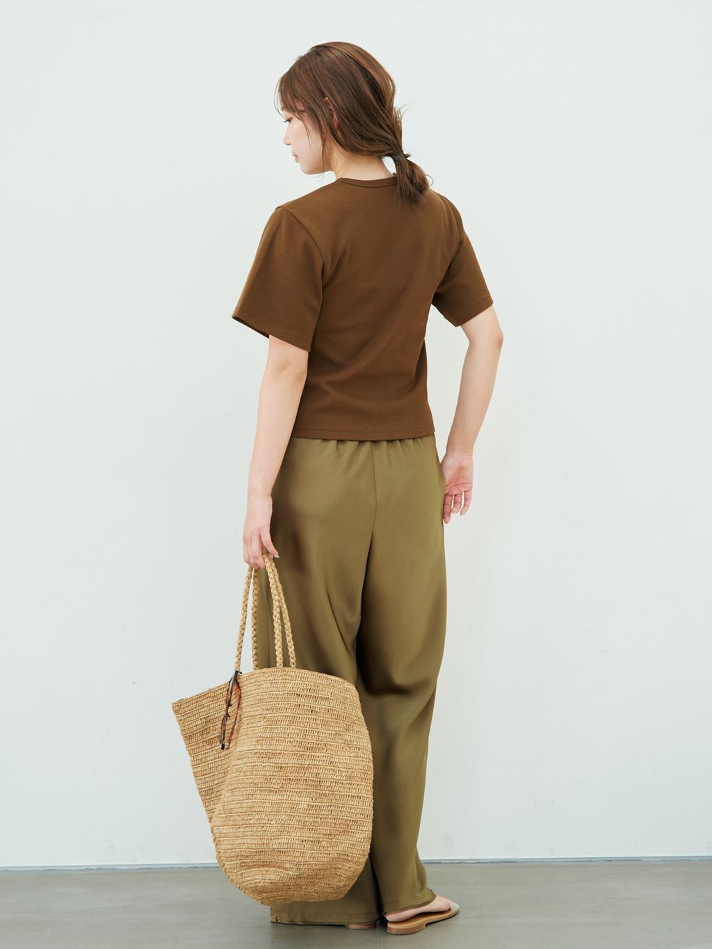 プラージュ　パンツ　カーキ 予約》Cutoff satin パンツのコーディネートスナップ（yuzuki）｜Plage