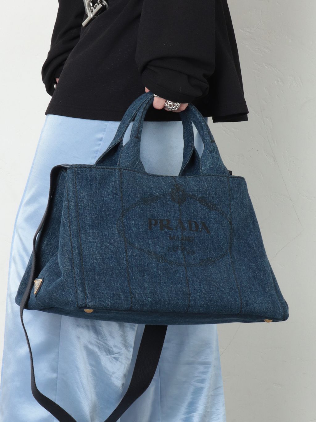 PRADA デニム トートバッグ ブルー PRADA/プラダ】Canapa tote 36 2way denimのコーディネートスナップ