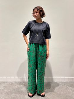 Flowerプリント サイドラインパンツのコーディネートスナップ（higashi