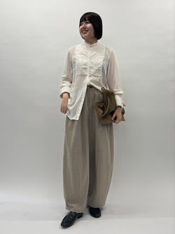 コード刺繍バンドカラーシャツのコーディネートスナップ（kanegae 