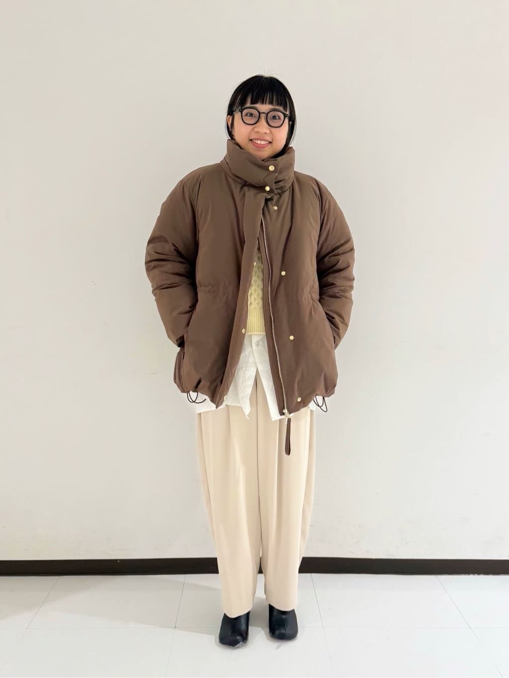 フェザーライト撥水パッファーダウンのコーディネートスナップ（hito