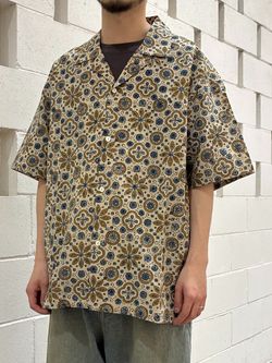 bunai ブナイ 別注 アジュラク プリント オープンカラー半袖シャツ bunai / ブナイ 別注 アジュラク プリント オープンカラー半袖シャツの