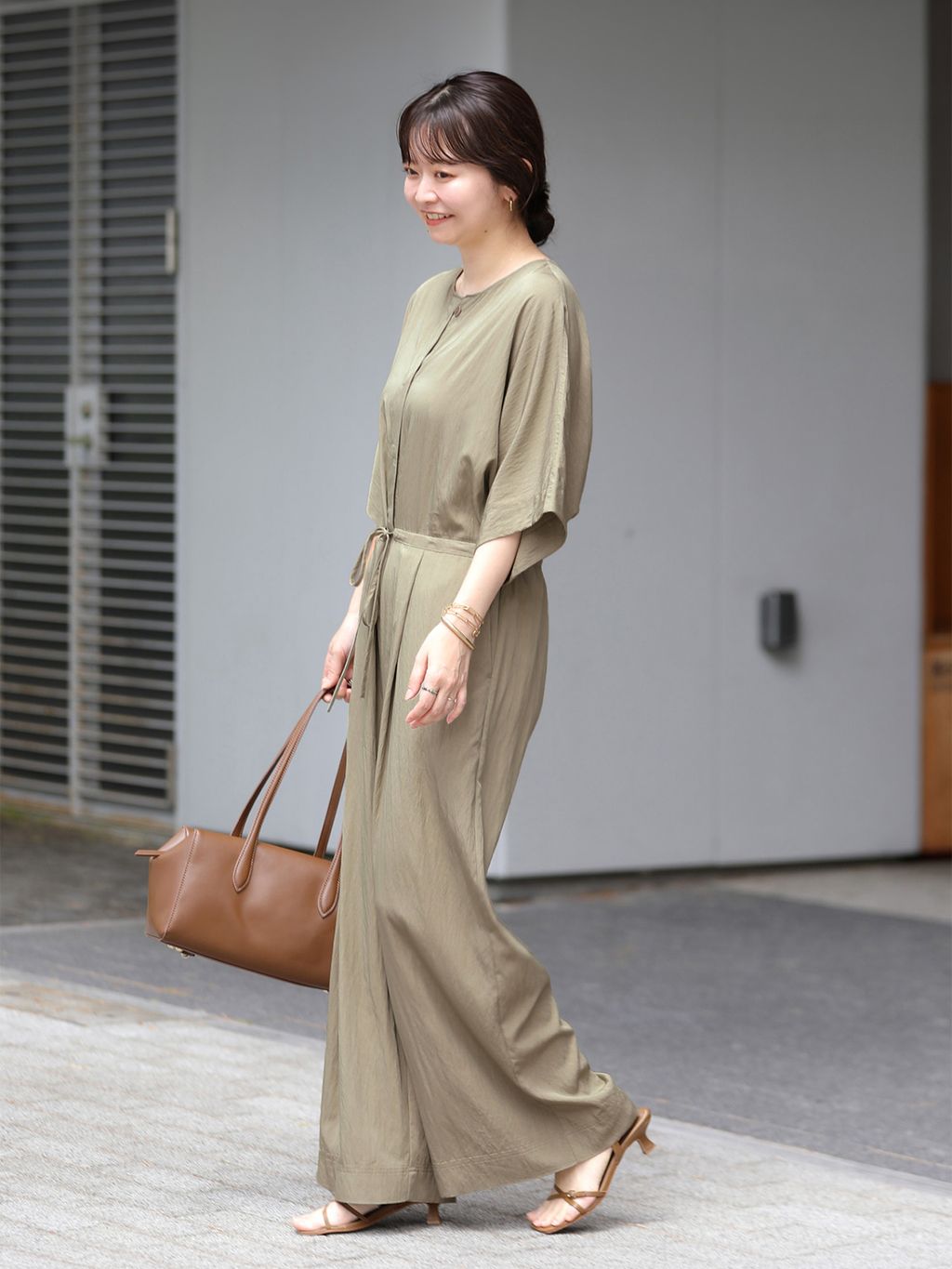 SLOBE IÉNAベージュ Vネック 麻100ノースリーブ&グリーンレーベル SLOBE レザークロスサンダルのコーディネートスナップ（miya）｜SLOBE