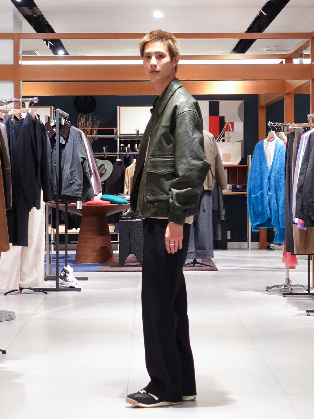 A2 レザーショートブルゾンのコーディネートスナップ（藤田英嗣