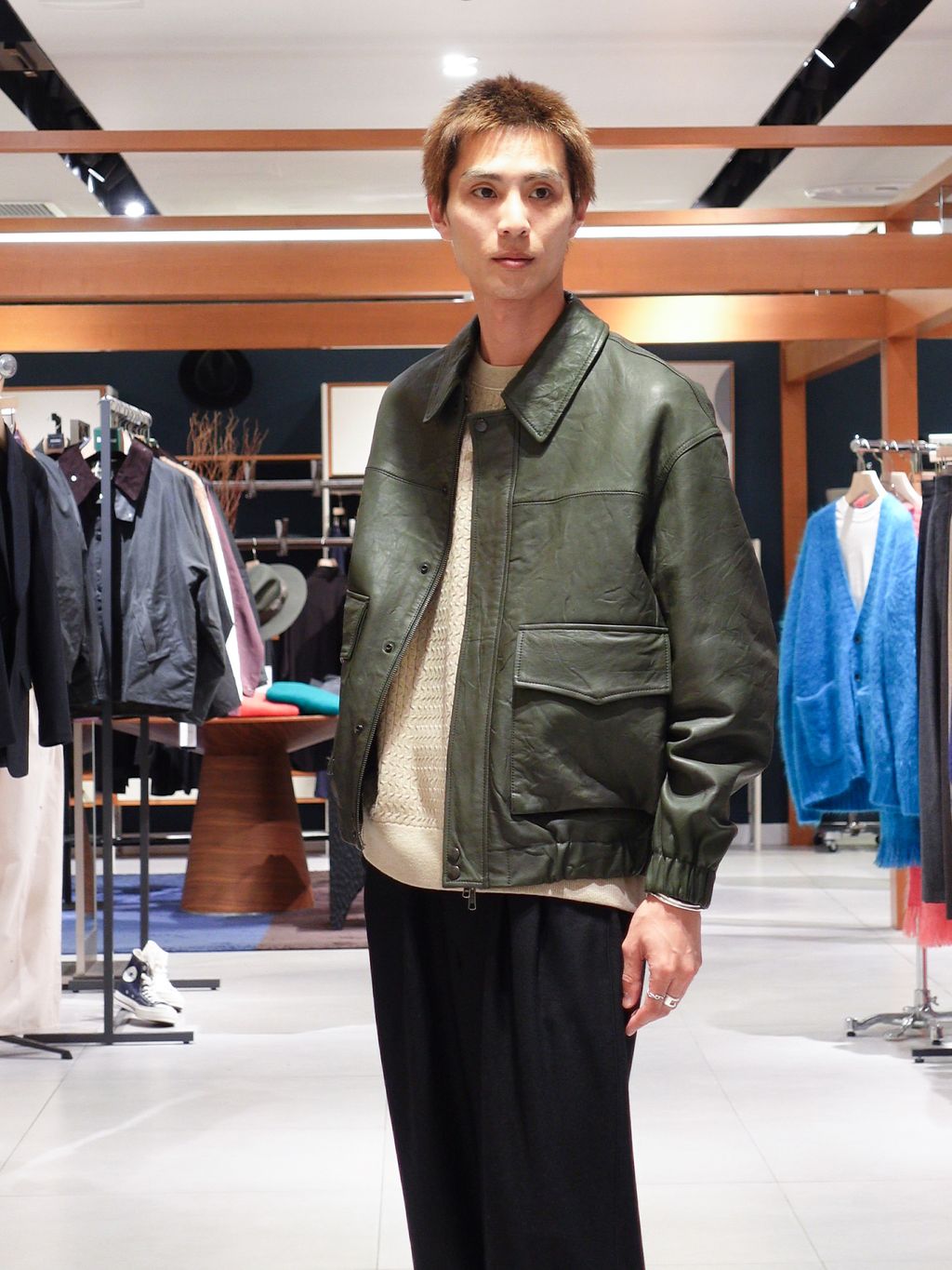 A2 レザーショートブルゾンのコーディネートスナップ（藤田英嗣