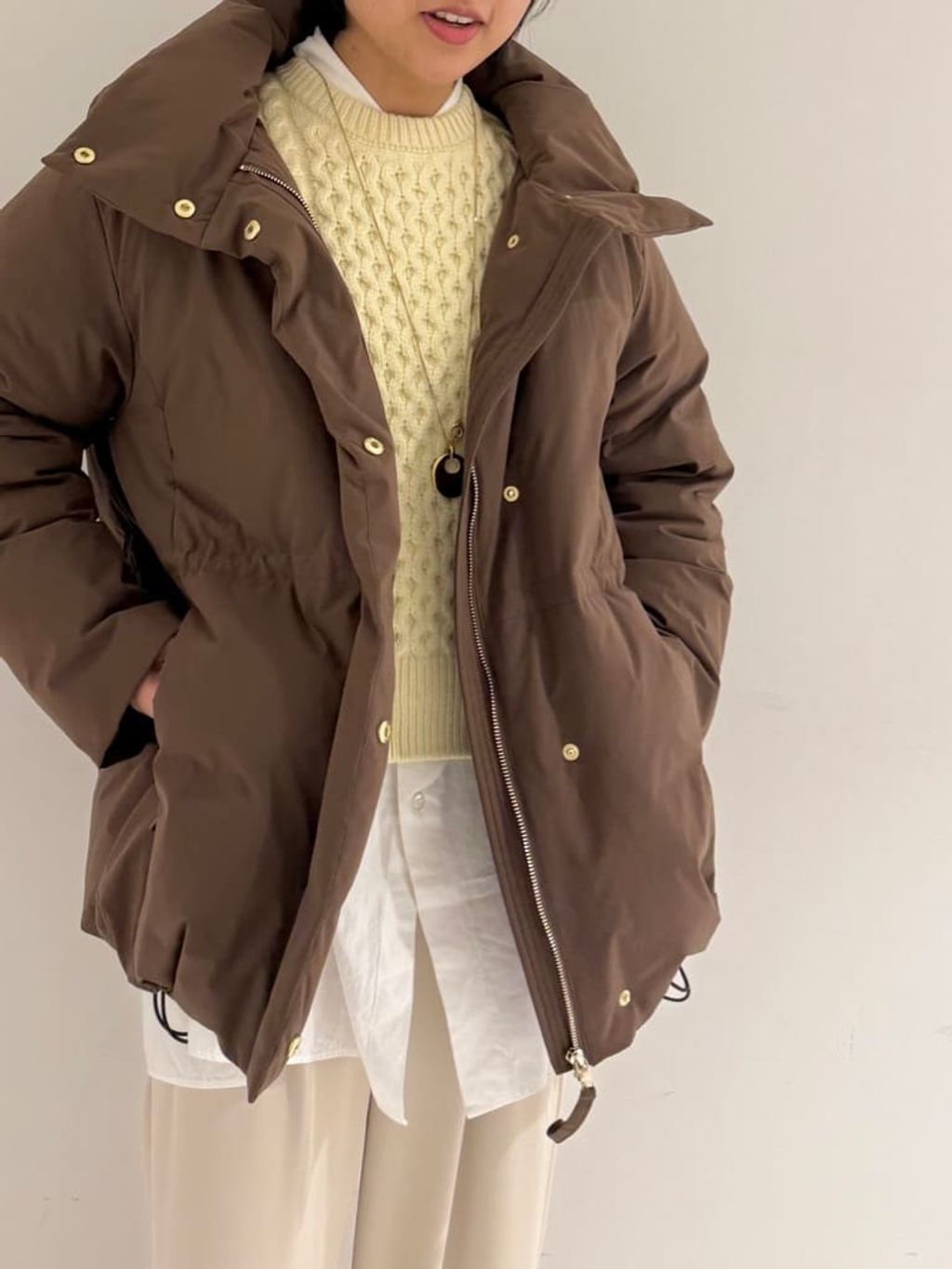 フェザーライト撥水パッファーダウンのコーディネートスナップ（hito