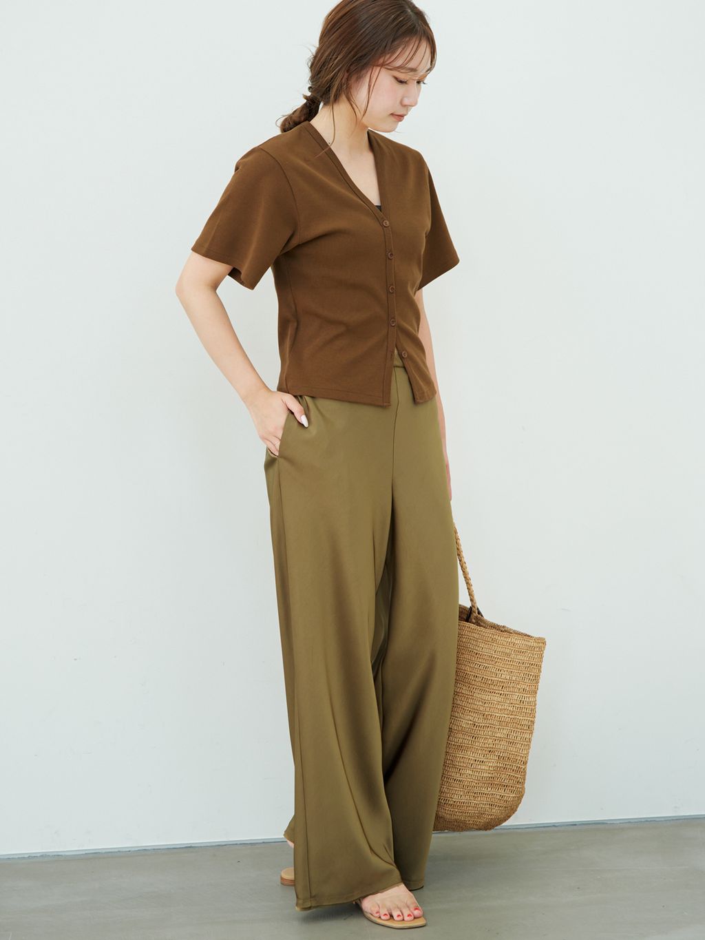 プラージュ　パンツ　カーキ 予約》Cutoff satin パンツのコーディネートスナップ（yuzuki）｜Plage