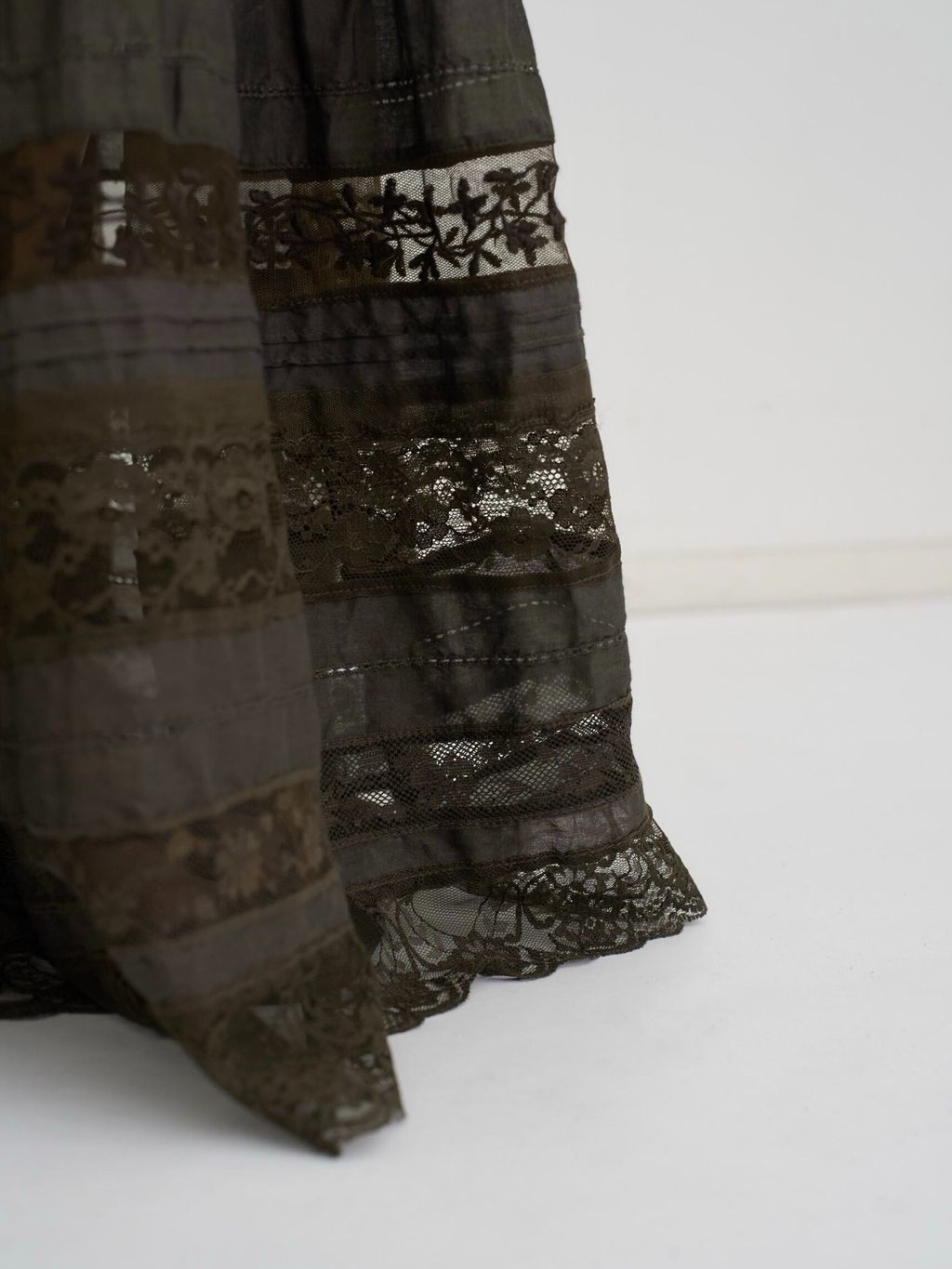 TIERED LACE SKIRTのコーディネートスナップ（STAFF.S）｜L