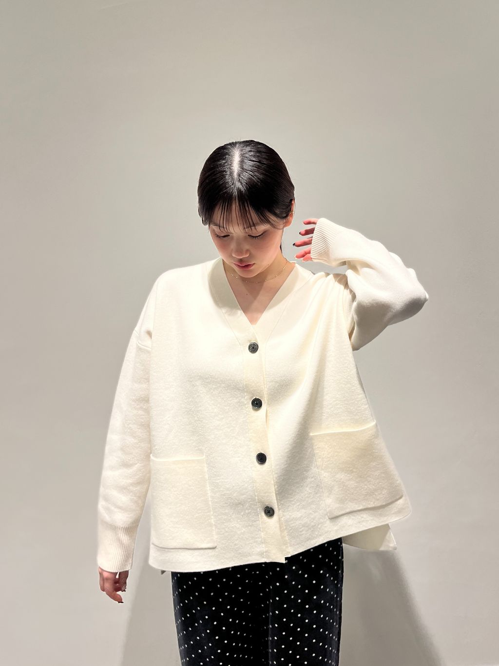 スーパーファインスムースVネックミドルカーディガンのコーディネート