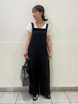 エンブロイダリーレースサロペットのコーディネートスナップ（noa 