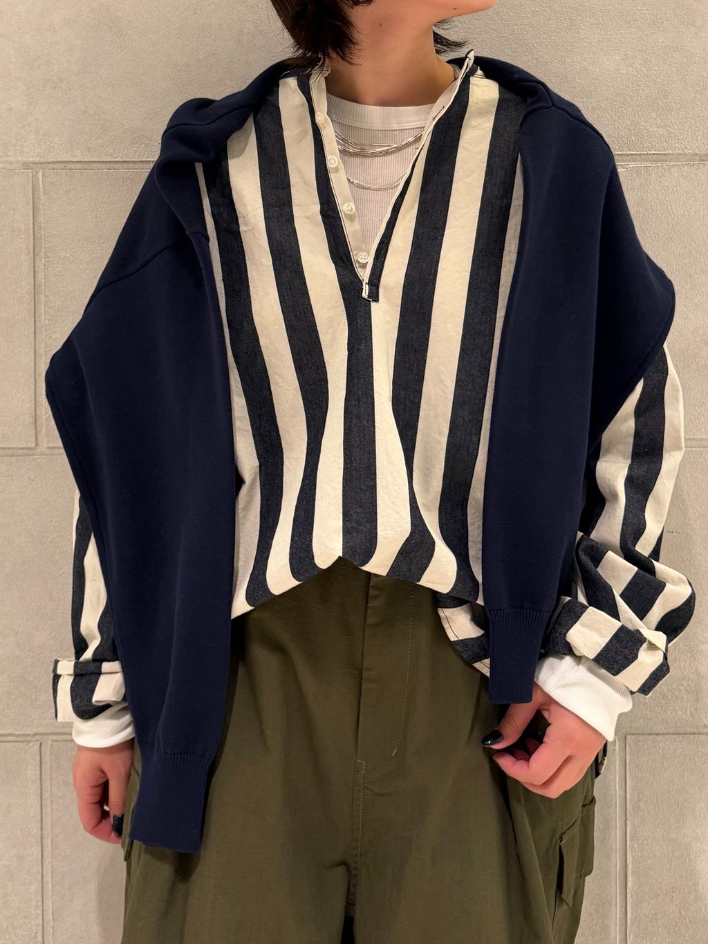 ストライプデニム ヘンリーシャツのコーディネートスナップ（AT