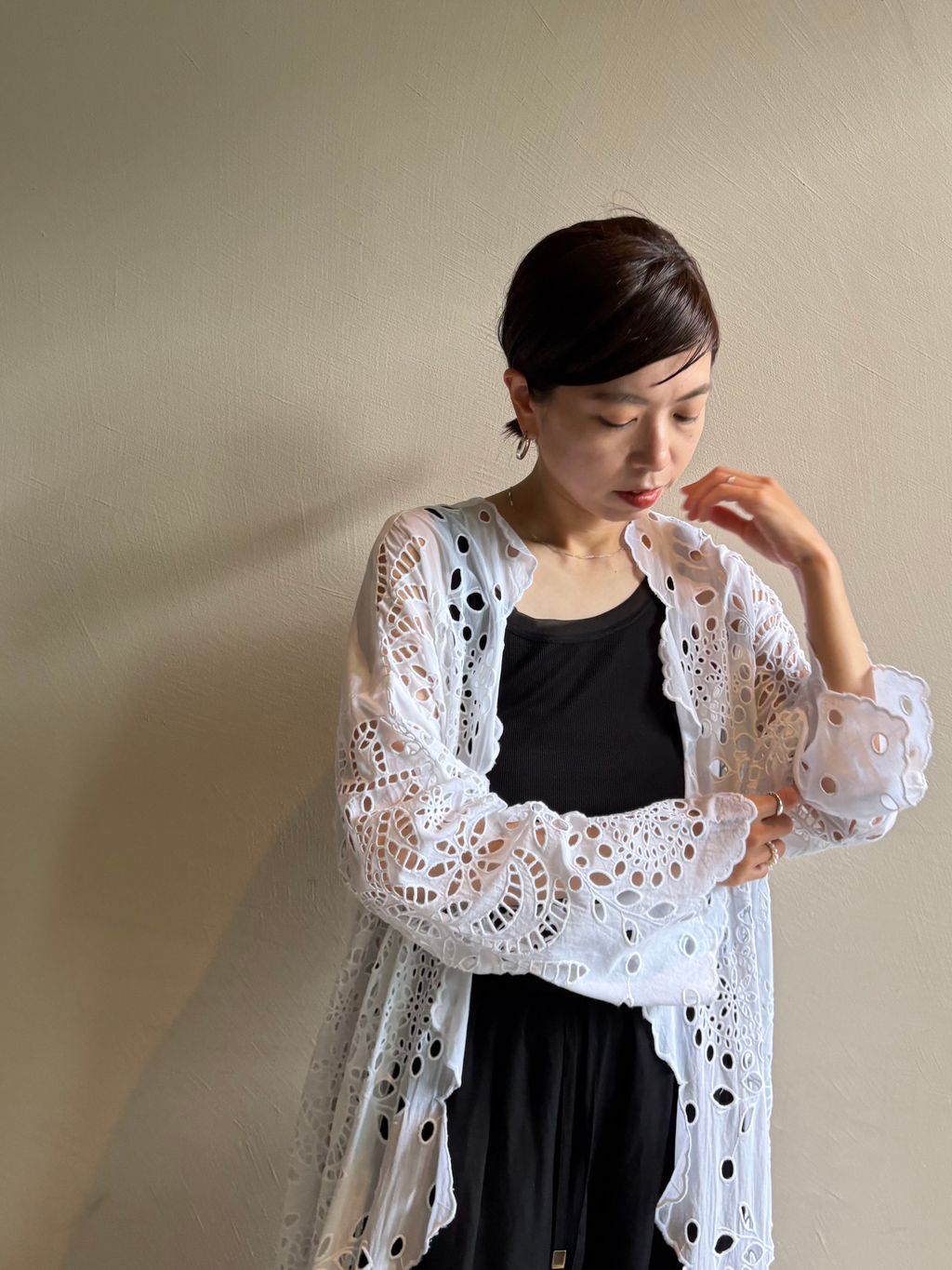 シフリー刺繍ガウンのコーディネートスナップ（yosshi）｜VERMEIL par
