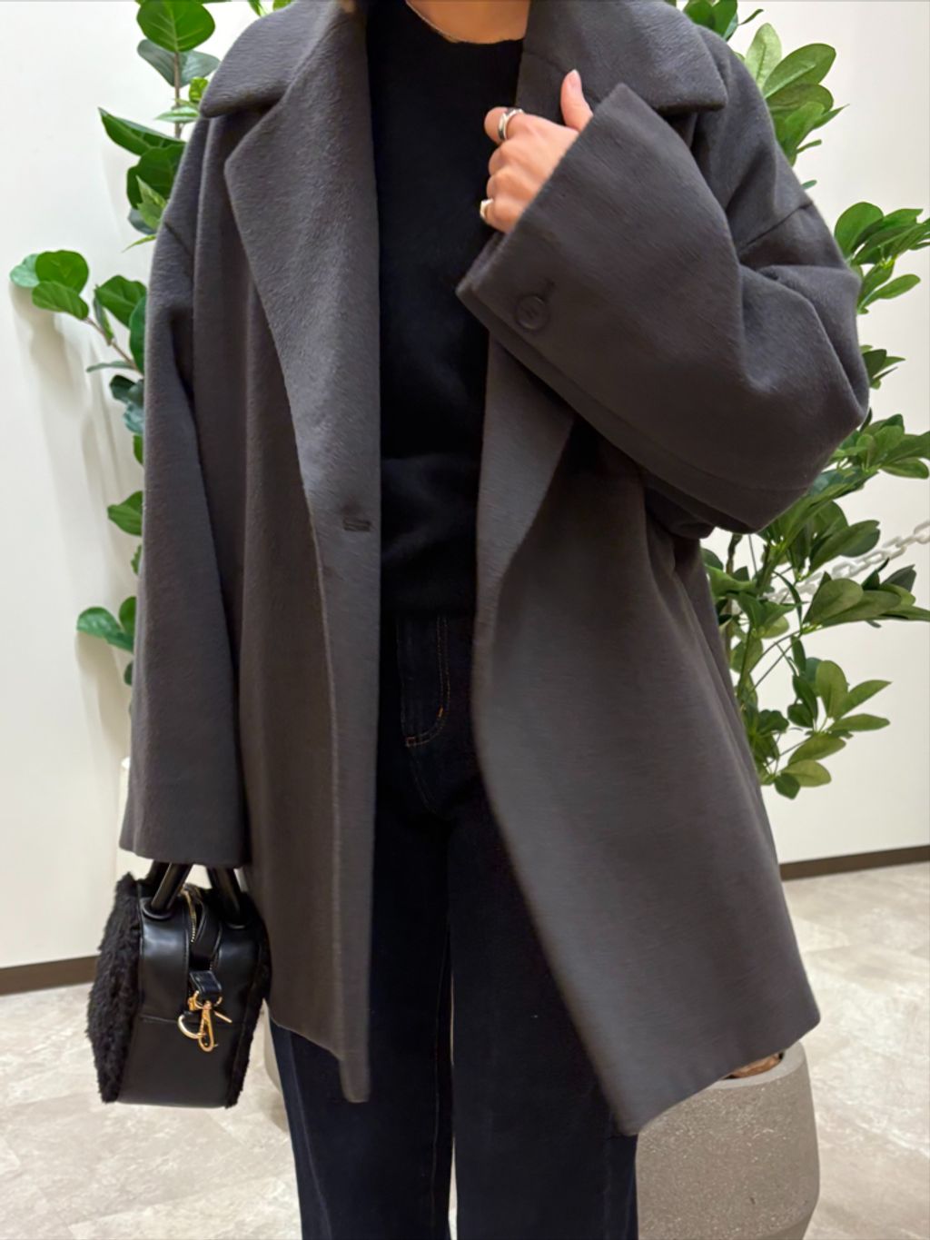 ショートメルトモッサテイラーコクーンミドルのコーディネートスナップ