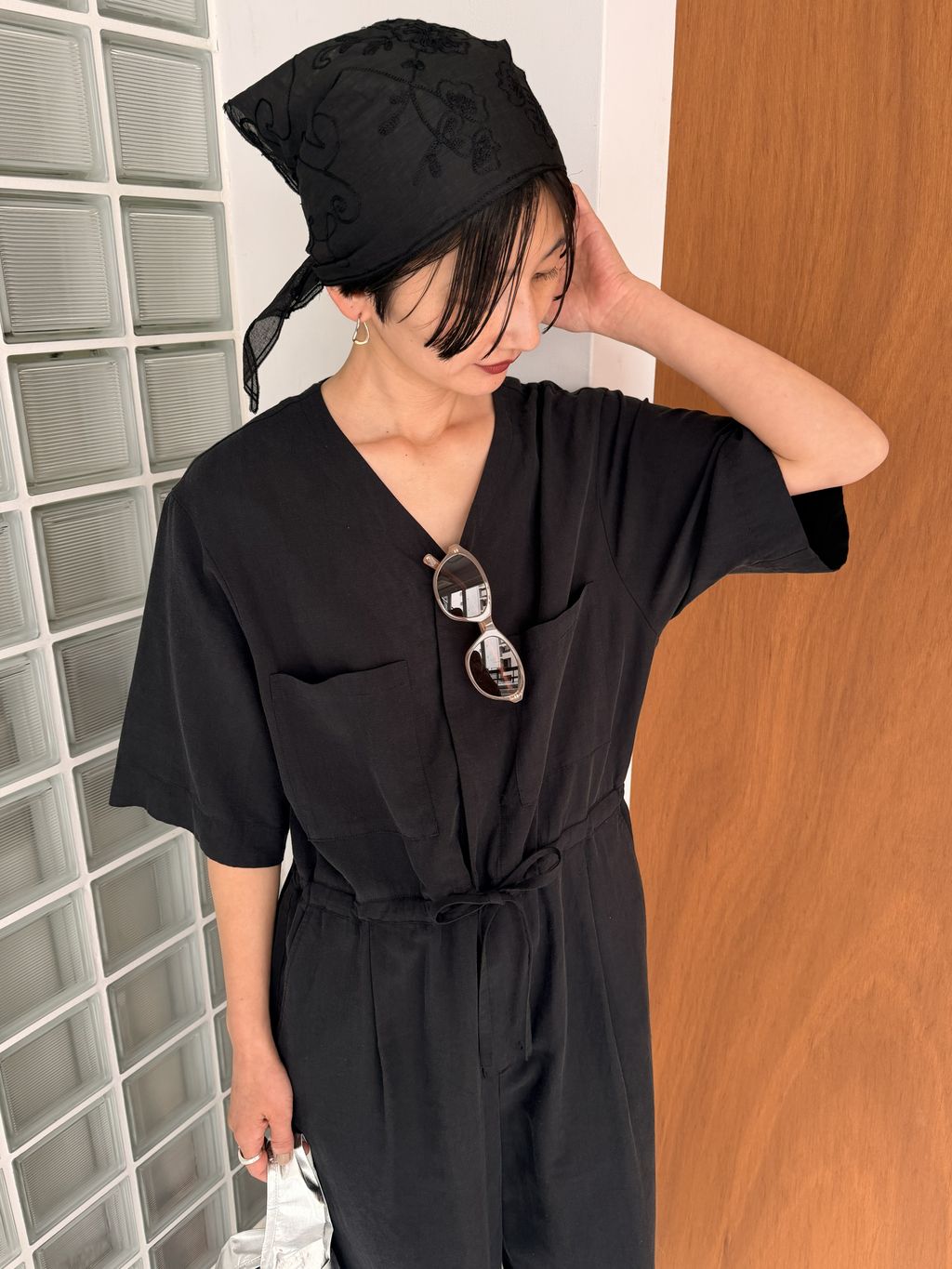 Vネックオールインワンのコーディネートスナップ（Fujiwara Shoko