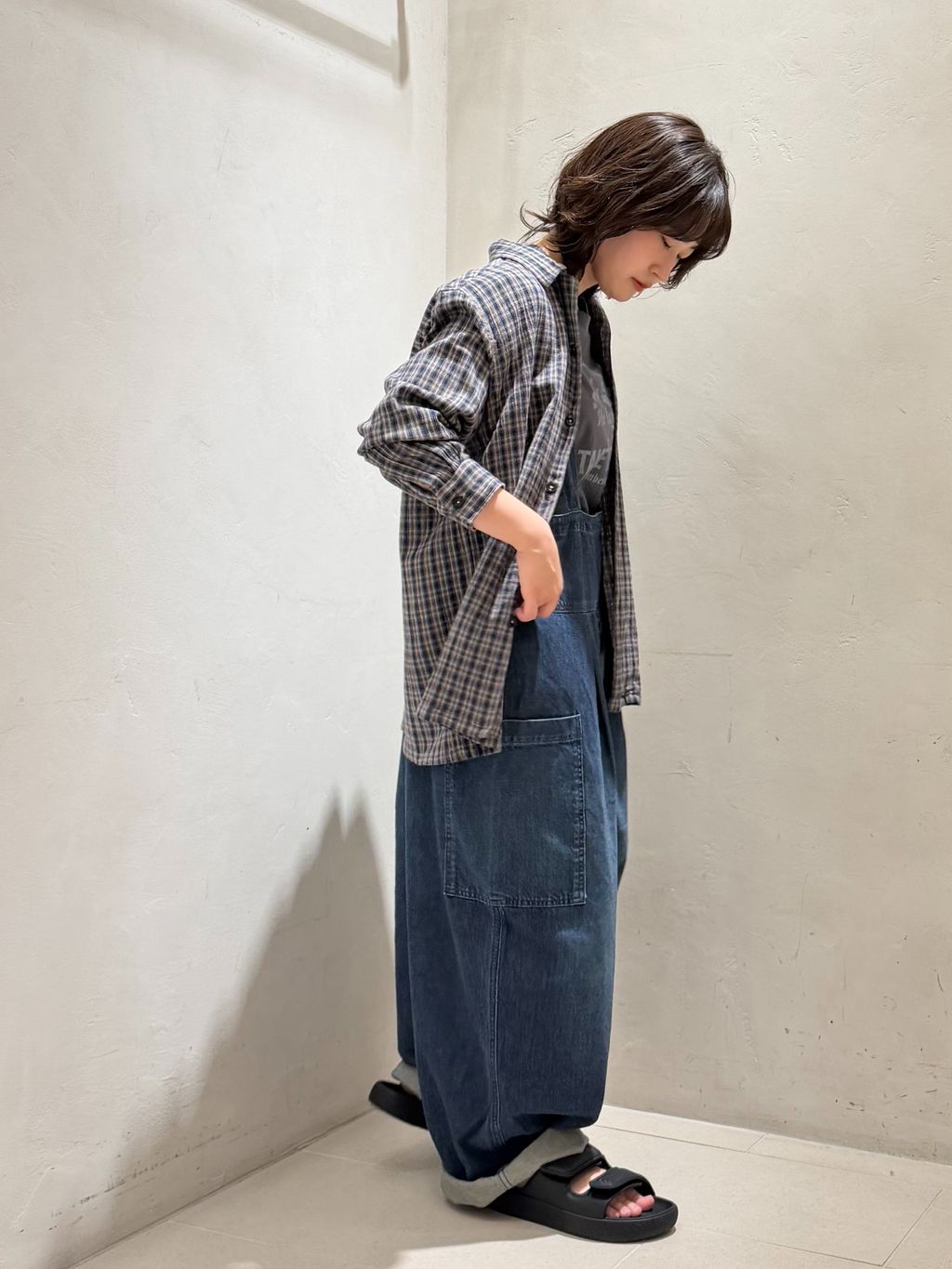 10OZデニムタックサロペットのコーディネートスナップ（AT）｜journal