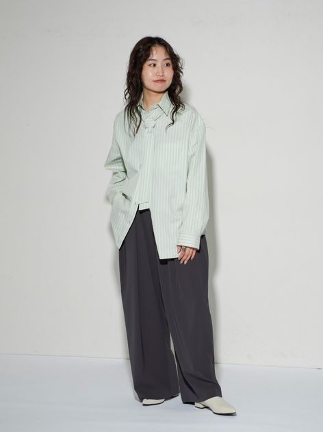 GRISEレザーARTISANフラワーカットフラットのコーディネートスナップ