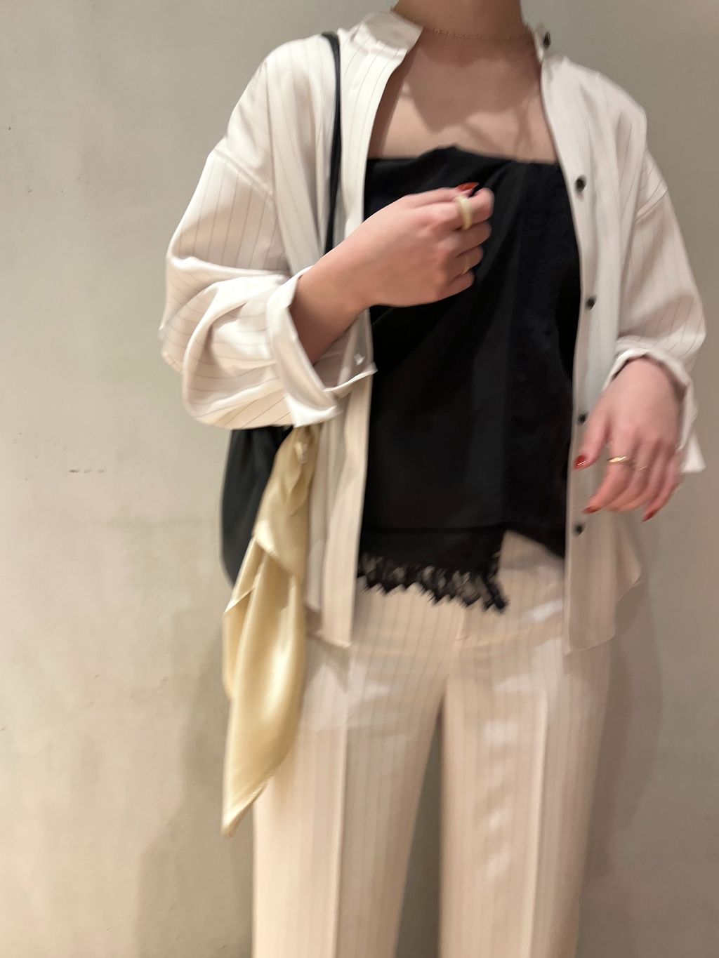 Pin stripeバンドカラーシャツのコーディネートスナップ（chihiro
