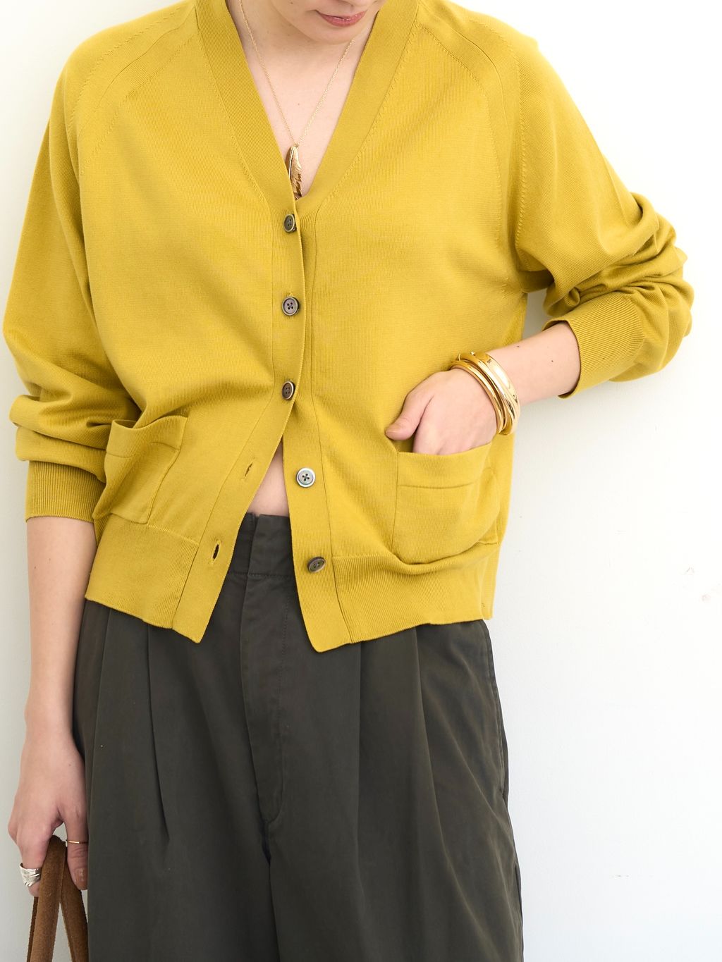 BASIC V-NECK CARDIGANのコーディネートスナップ（BUYER.N）｜L
