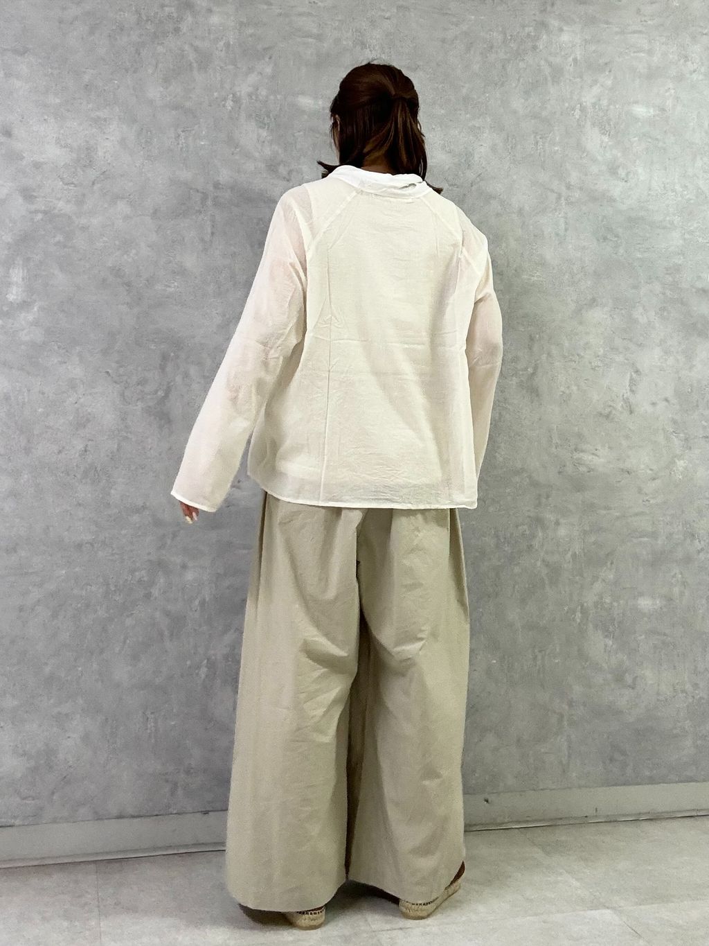 スジャータコットン タックパンツのコーディネートスナップ（M.F