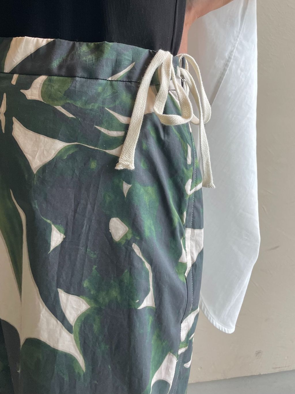 Leaf print パンツのコーディネートスナップ（keity）｜VERMEIL par