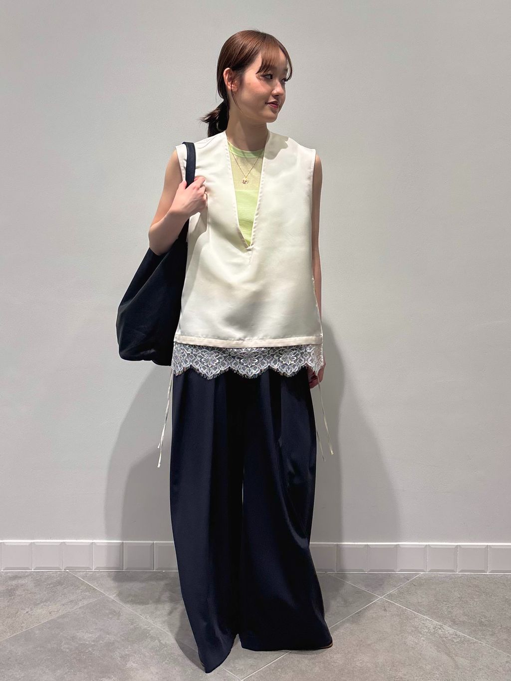 みやばず　イエナ ノースリーブ　ブラウス　ネイビー BLACK Vネックノースリーブブラウスのコーディネートスナップ（komei