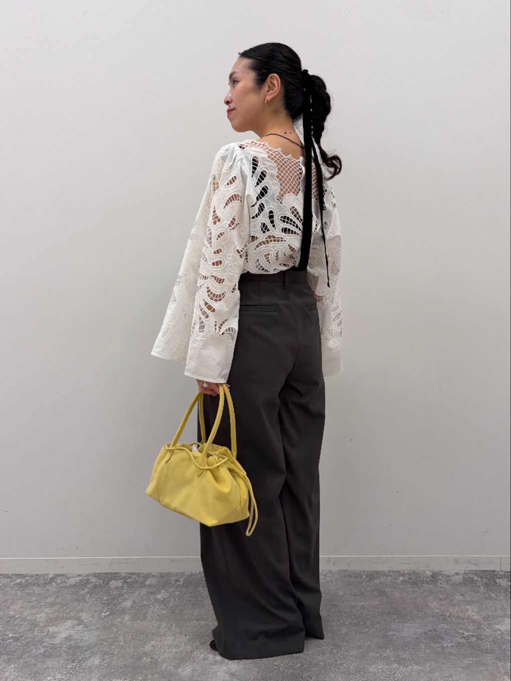 予約》IENA LA BOUCLE カットワーク刺繍ブラウスのコーディネート