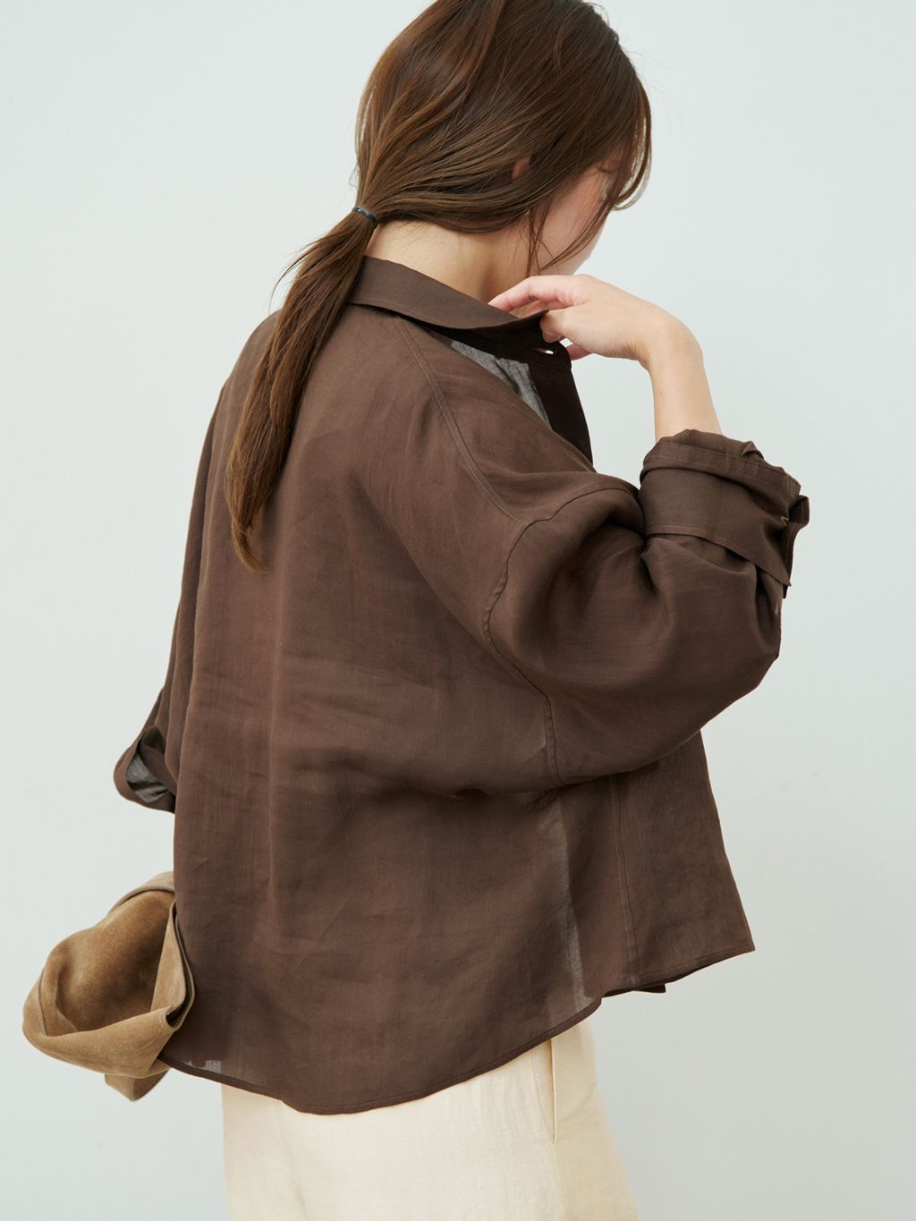 追加》RAMIE LYOCELL CROPPED シャツ 2のコーディネートスナップ