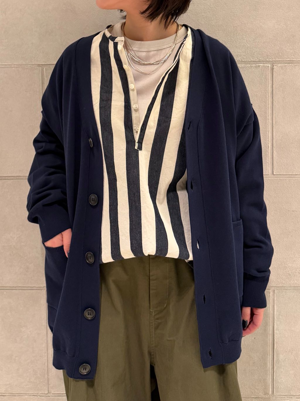 ストライプデニム ヘンリーシャツのコーディネートスナップ（AT