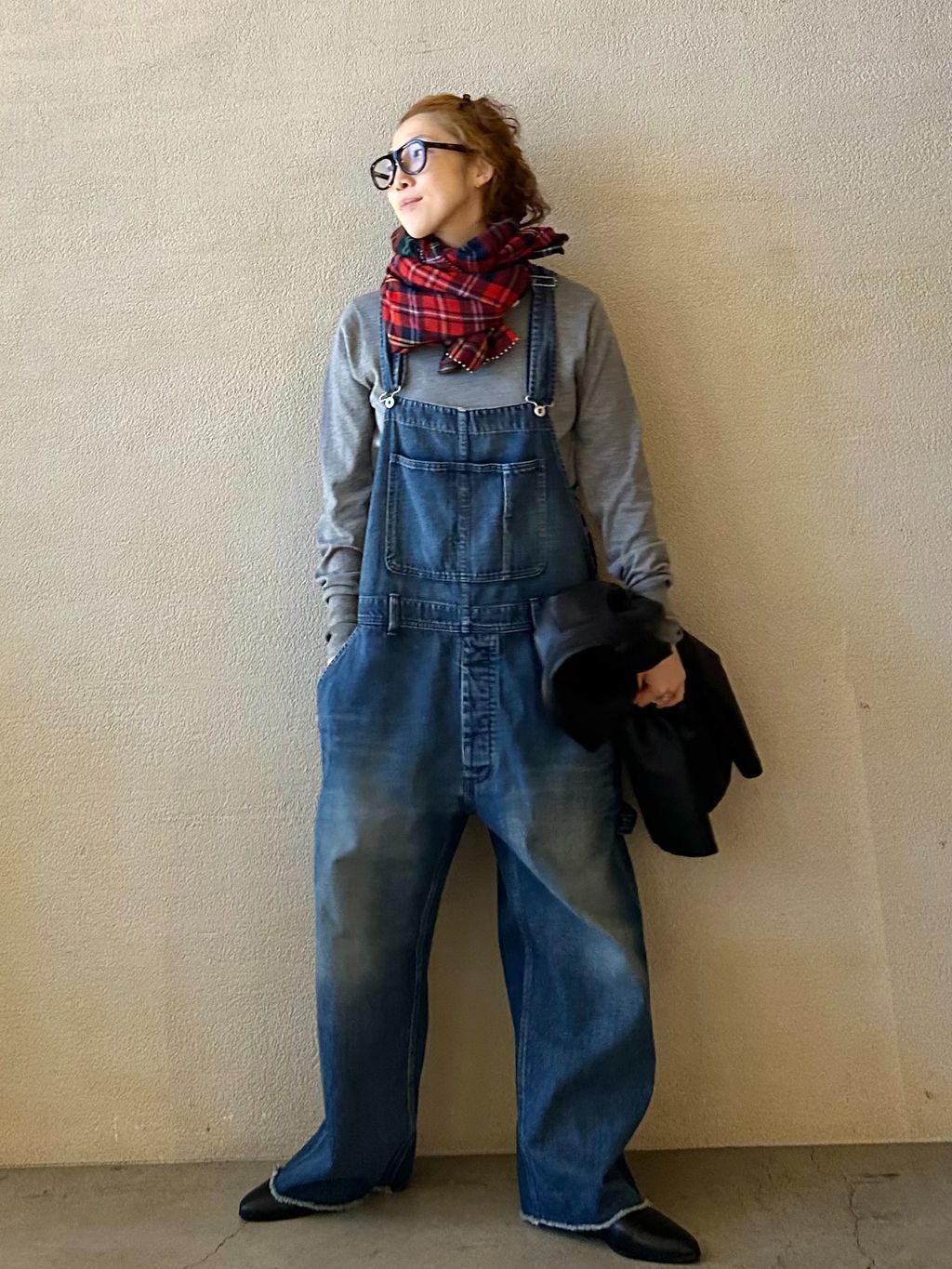 11OZデニムオーバーオールのコーディネートスナップ（OE）｜journal