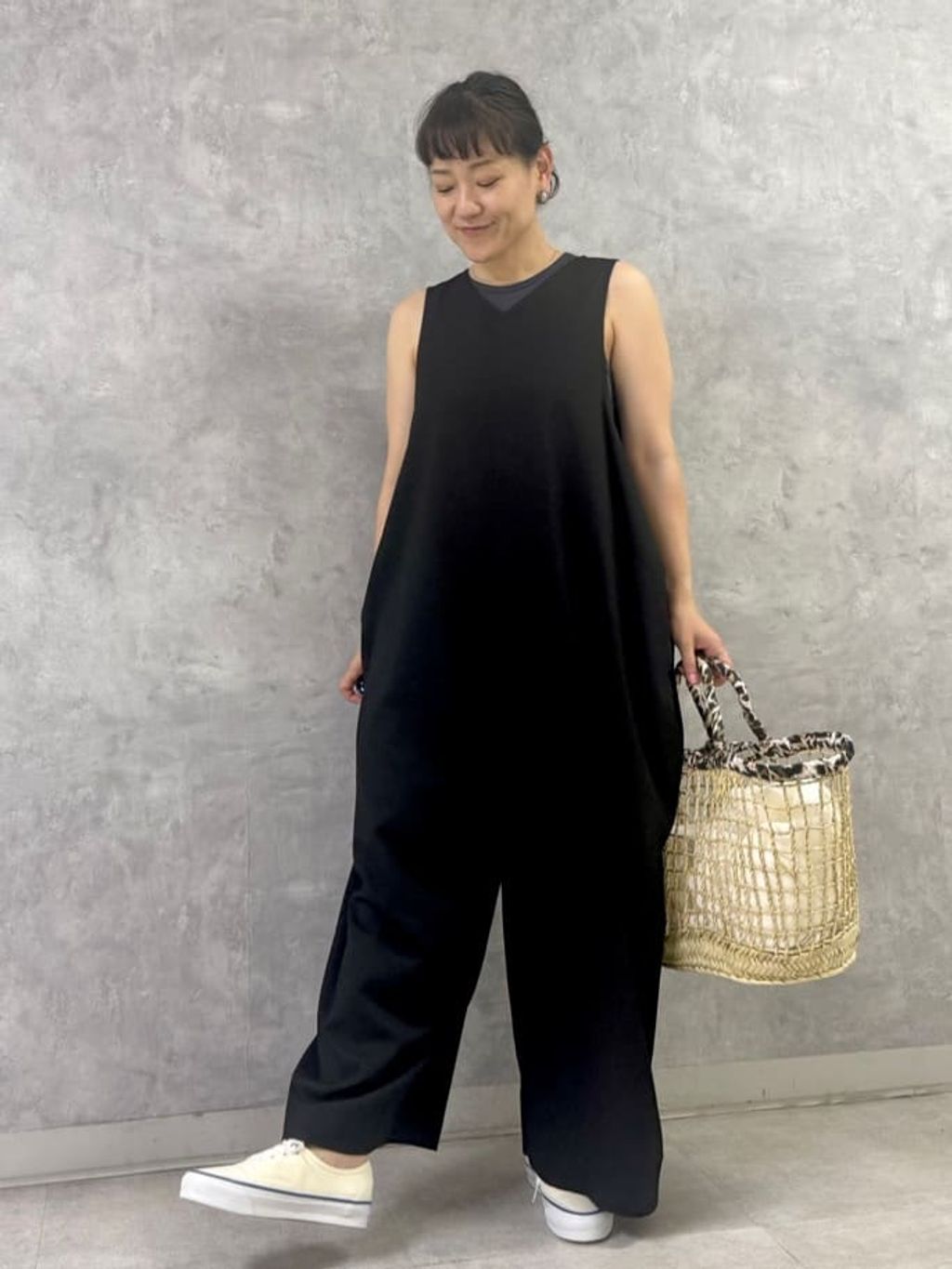 TRツイル Vネックサロペットのコーディネートスナップ（H.O）｜journal