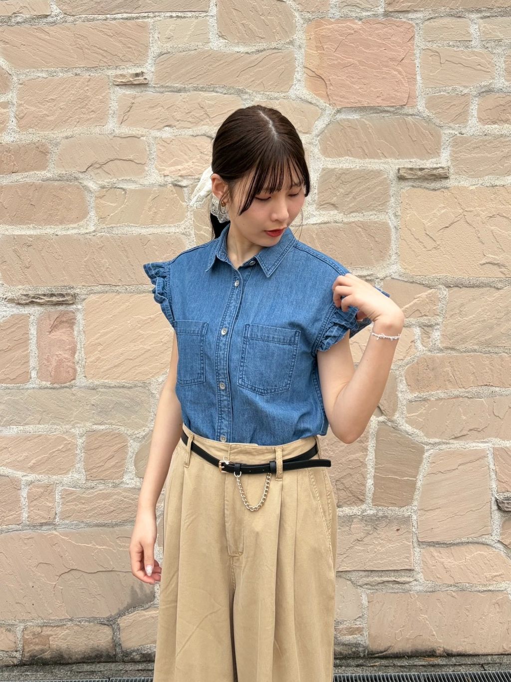 BLACK シャンブレーフリルブラウスのコーディネートスナップ（ruka